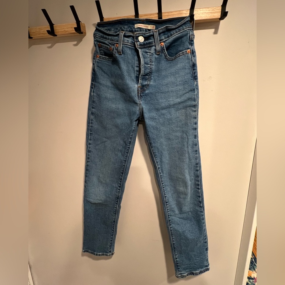 Levi’s wedgie straight Jean

Worn a handful of times. In great condition.